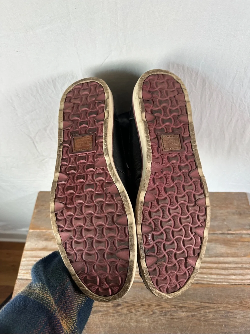 Toms Black Leather Chukka Boots with Burgundy Accents
